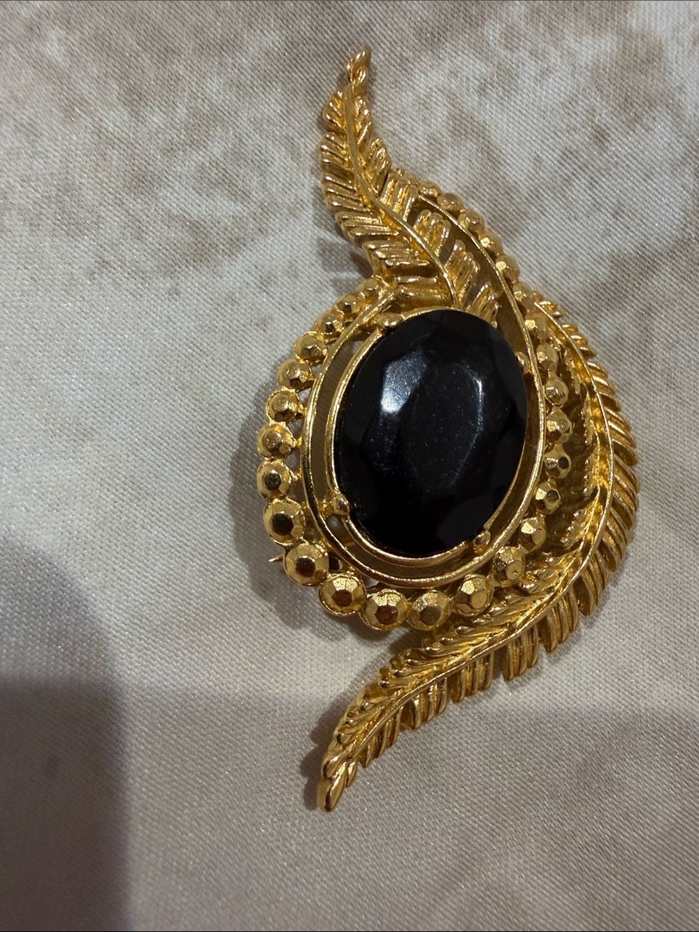 Crown Trifari Vintage Gold-Tone Leaf Brooch with Black Oval Stone - Picture 2 of 5
